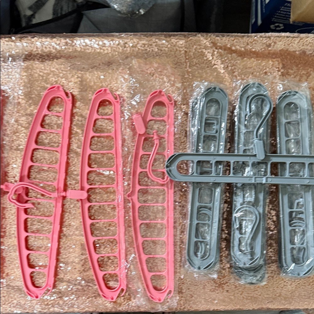BRAND NEW HEAVY DUTY HANGERS Pink and Gray Closet Hangers
